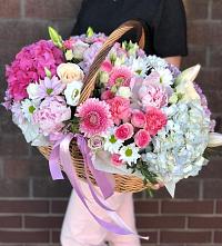 Цветочная композиция из Розы, Хризантемы, Пионы и Лизиантусы в корзине в Архаре